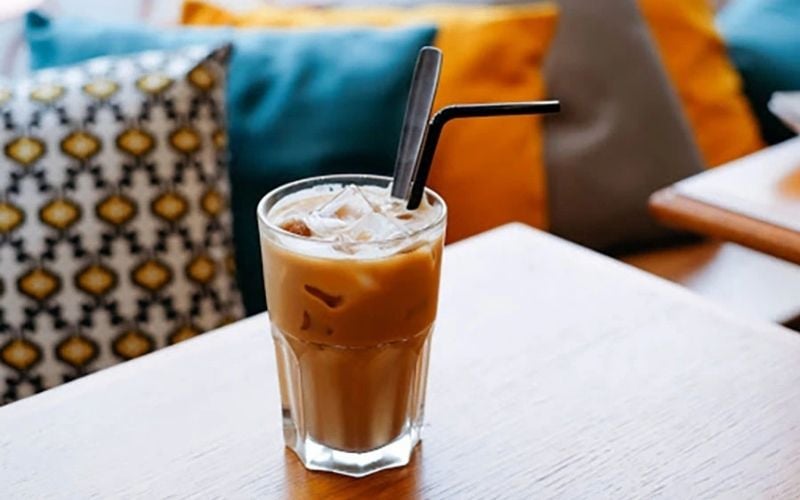 Hương vị cà phê đậm đà là điểm nổi bật của cà phê sữa đá CAFÉ PHỐ MacCoffee